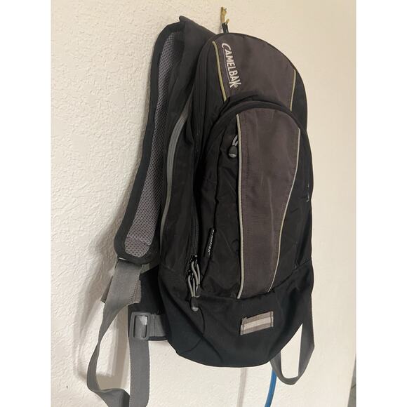 CamelBak Blowfish Hydration Pack Backpack Black Gray Expandable w/ Bladder - Picture 2 of 8